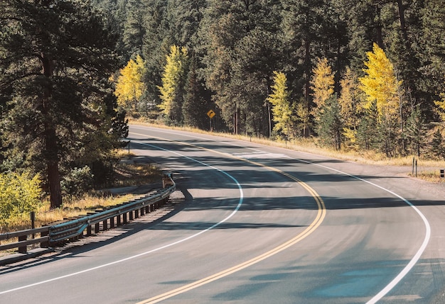 Autostrada in autunno in Colorado USA