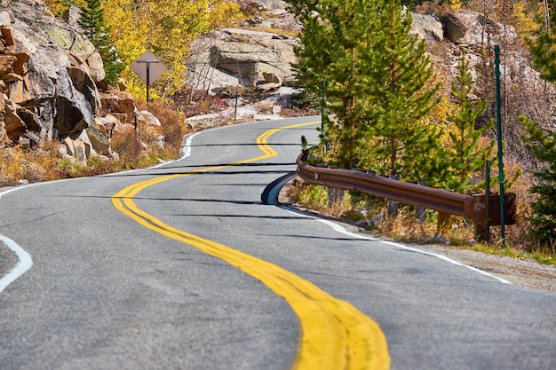 Autostrada in autunno in Colorado USA