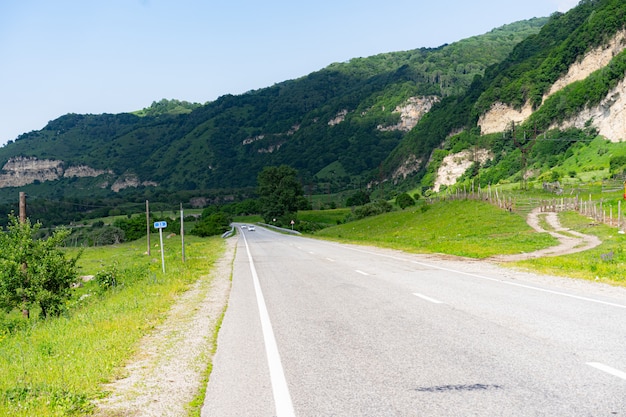 Autostrada in montagna in estate