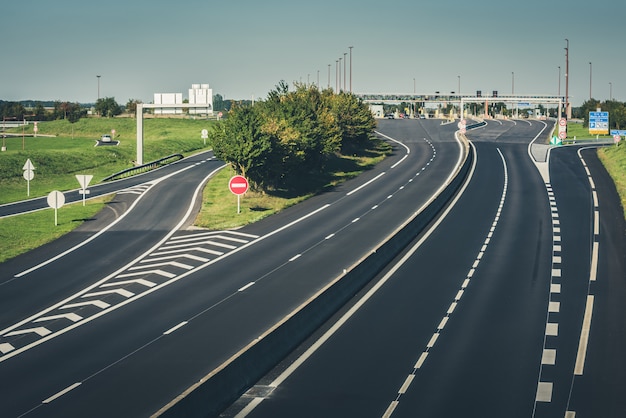 Autostrada Miltilane con un punto di pagamento del pedaggio