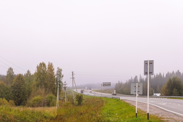 Autostrada nella campagna nebbiosa autunnale