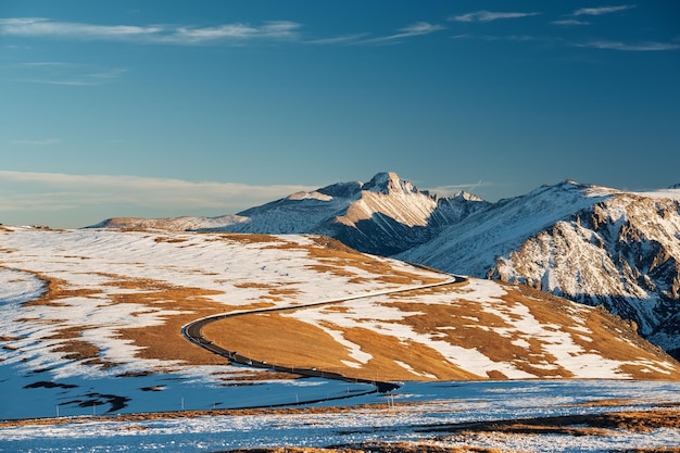 Autostrada nella tundra alpina Parco nazionale delle montagne rocciose in Colorado