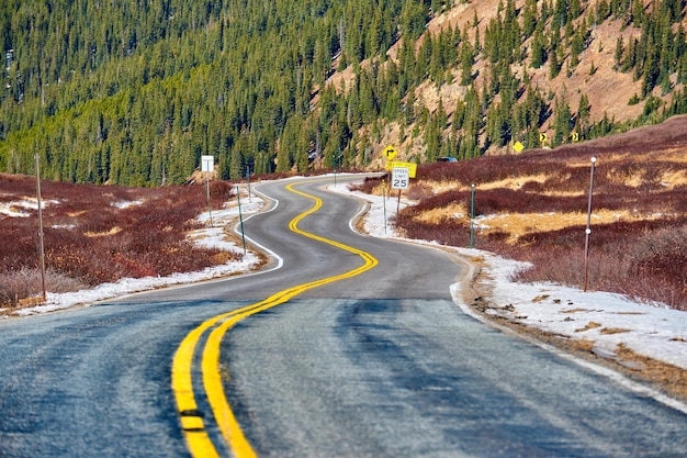 Autostrada nelle montagne rocciose del Colorado