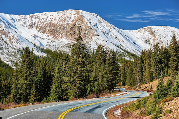 Autostrada nelle montagne rocciose del Colorado