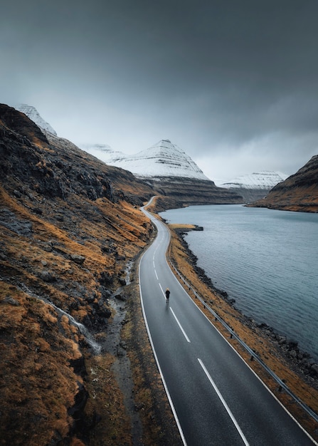 Autostrada panoramica sul lago nelle Isole Faroe