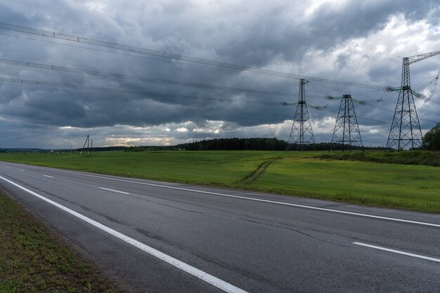 Autostrada prima della tempesta. Nuvole drammatiche