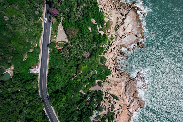 Autostrada rotonda costiera naturale e bella