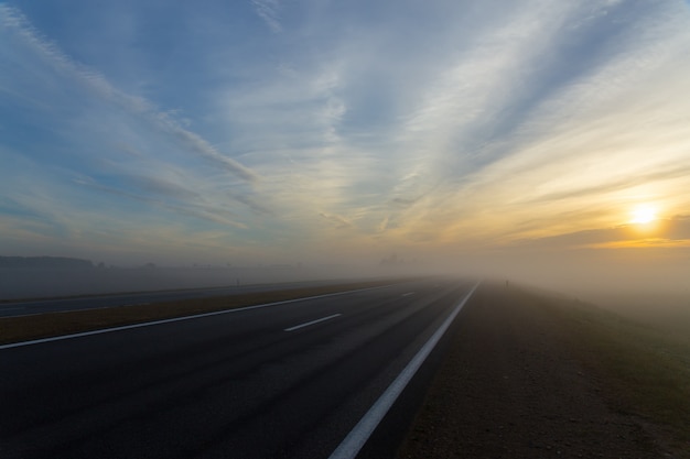 Autostrada senza pedaggio e un&#39;auto nella nebbia