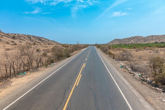 Autostrada senza pedaggio nella natura montagnosa del Sud America