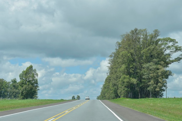 Autostrada sopra il paesaggio delle praterie dell'Uruguay