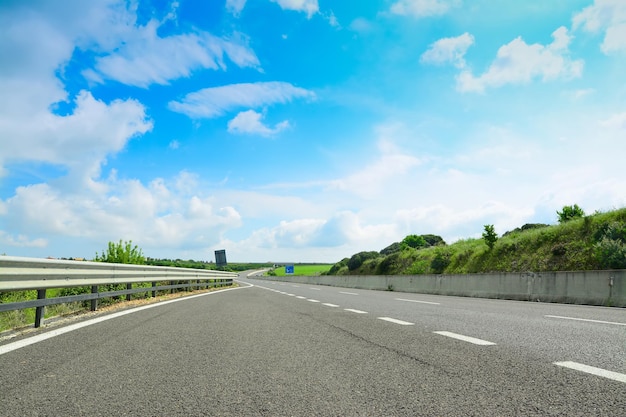 Autostrada sotto un cielo nuvoloso in Sardegna Italia