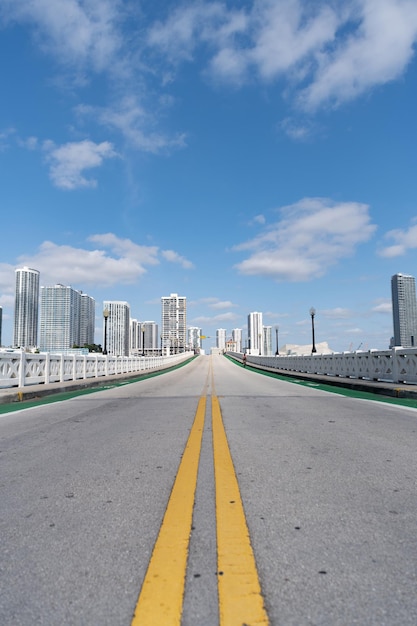 Autostrada stradale con linea di demarcazione e vista sui grattacieli della Florida