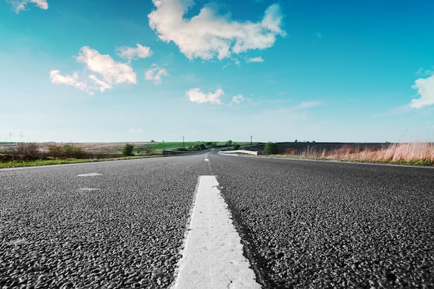 Autostrada veloce attraverso il campo