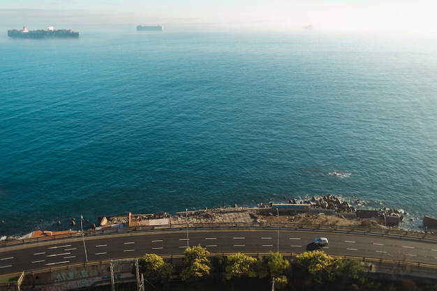 autostrada vicino al mare e barche