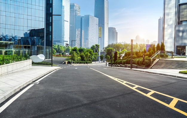 autostrada vuota con paesaggio urbano e skyline di Chongqing, in Cina.