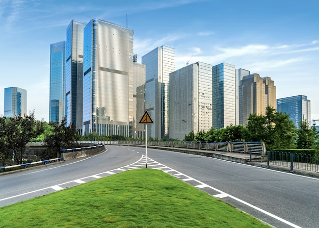 autostrada vuota con paesaggio urbano e skyline di Chongqing, in Cina.