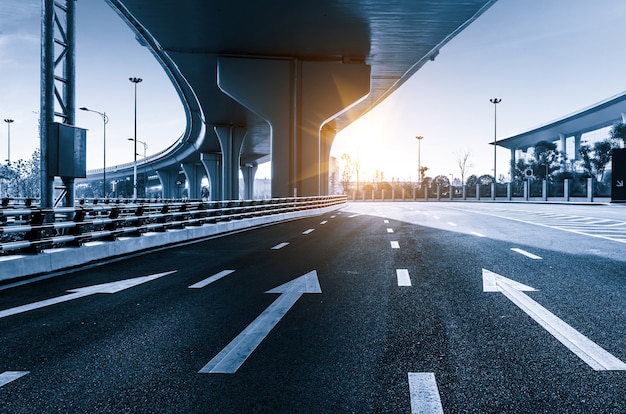 autostrada vuota con paesaggio urbano e skyline di Chongqing, in Cina.