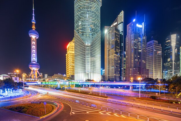 autostrada vuota con paesaggio urbano e skyline di shanghai, Cina.