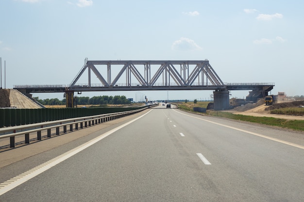 autostrada vuota con ponte in costruzione