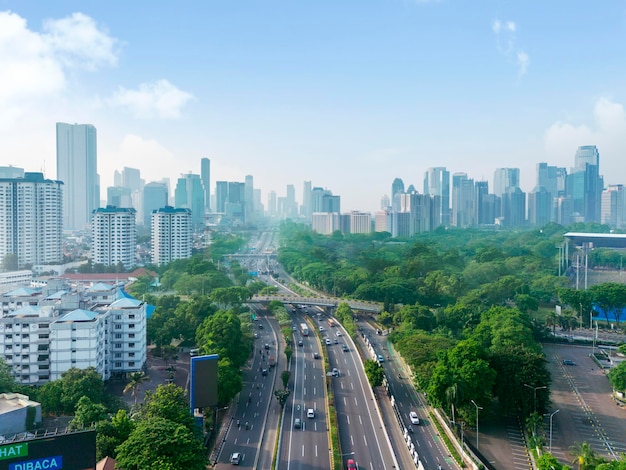 Autostrade di Jakarta con veicoli in movimento al mattino