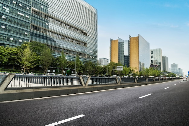 Autostrade e moderni edifici urbani a Chengdu, in Cina