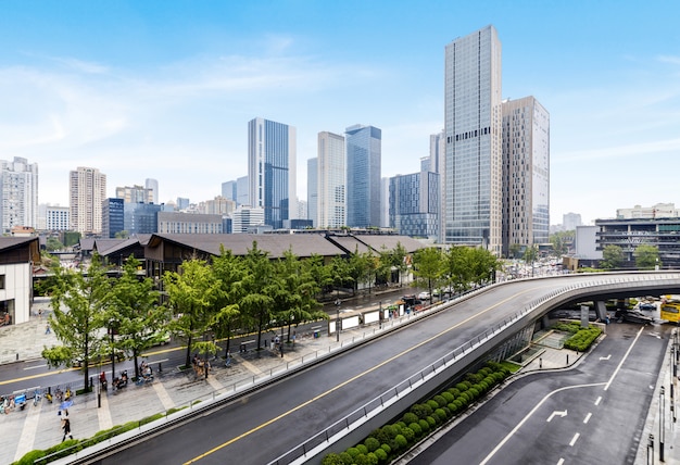 Autostrade e moderni edifici urbani a Chengdu, in Cina