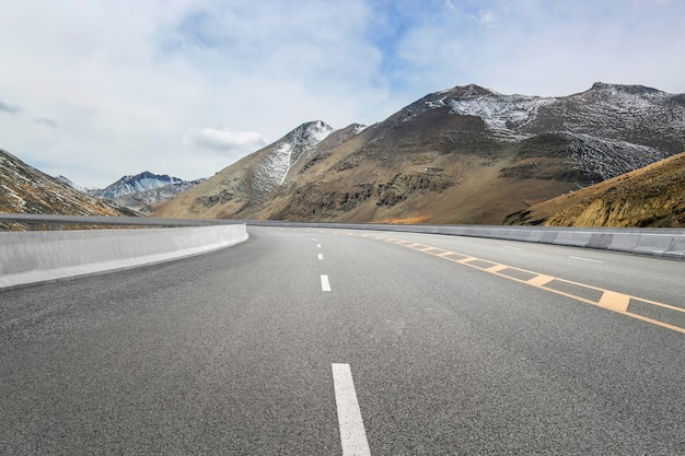 Autostrade vuote e montagne lontane