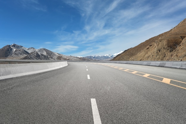 Autostrade vuote e montagne lontane