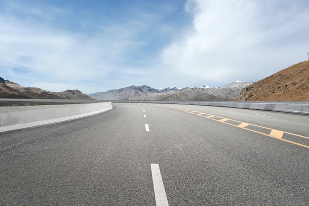 Autostrade vuote e montagne lontane