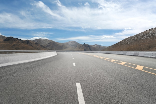 Autostrade vuote e montagne lontane