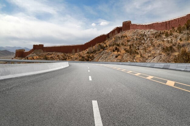 Autostrade vuote e montagne lontane