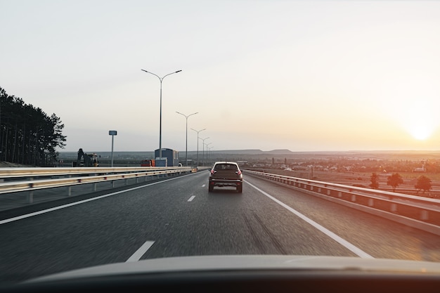 Autovettura in autostrada all'alba