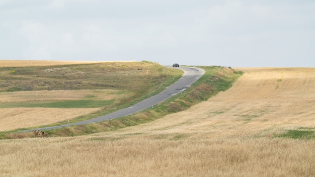 Autovettura su una strada di campagna