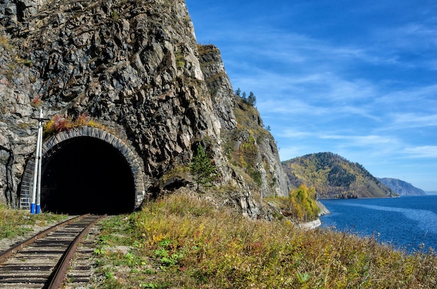 Autumn Circum-Baikal Railway sul lago Baikal del sud