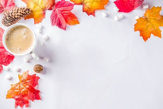 Autumn Flatlay con cappuccino o cioccolata calda