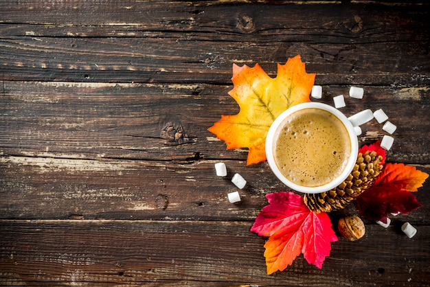 Autumn Flatlay con cappuccino o cioccolata calda