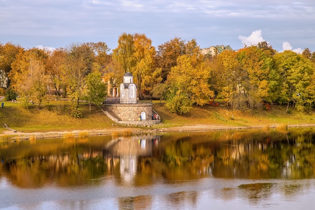 Autunno a Pskov Olginsky cappella sulle rive del fiume Velikaya Pskov Russia