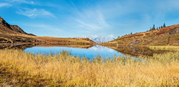 Autunno alpino Kleiner Paarsee o lago Paarseen Land Salisburgo Austria Alpi Hochkonig vista rocciosa del gruppo montuoso in lontananza