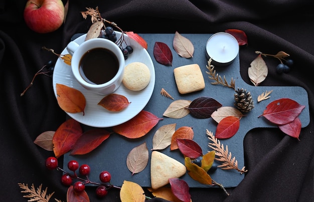 Autunno ancora in vita con una tazza di biscotti al caffè e foglie di Borgogna