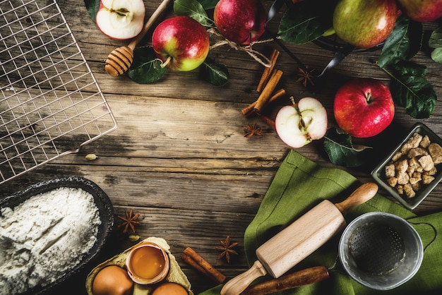 Autunno che cucina fondo, concetto di cottura della torta di mele, mele rosse fresche, spezie dolci, zucchero, farina