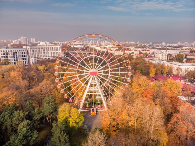 Autunno della ruota panoramica di Minsk