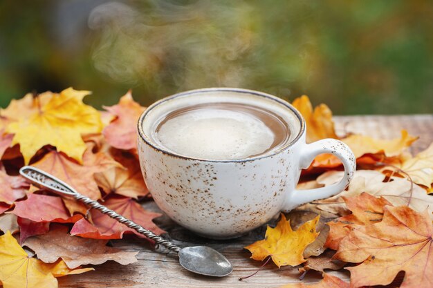 Autunno, foglie d&#39;autunno, tazza di caffè caldo fumante.