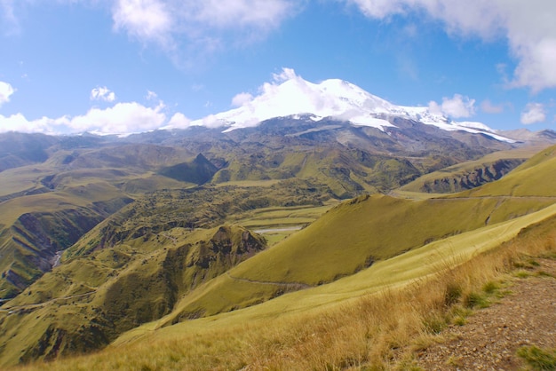 autunno in montagna. sullo sfondo c'è una cima a due teste innevata