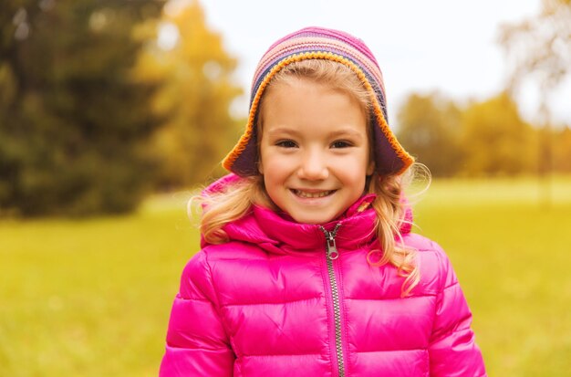 autunno, infanzia, felicità e concetto di persone - felice bella bambina ritratto all'aperto