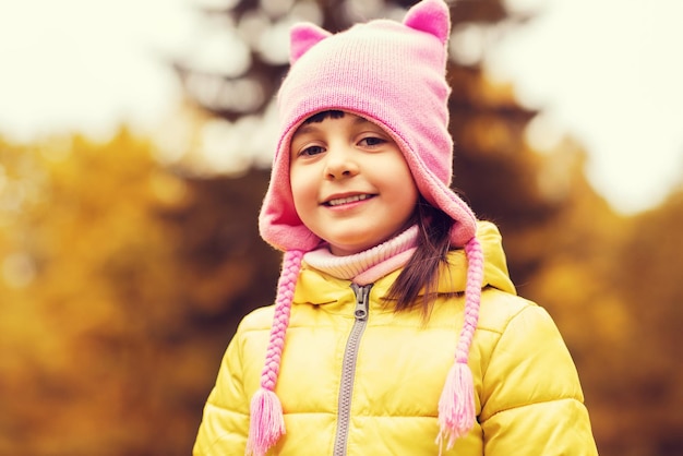 autunno, infanzia, felicità e concetto di persone - felice bella bambina ritratto all'aperto