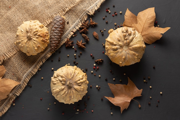 Autunno inverno sfondo con zucche, foglie secche e tavolo rustico