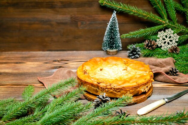Autunno inverno verdura vegetariana pasto cibo torta di cavolo fatta in casa su tavola rustica in legno