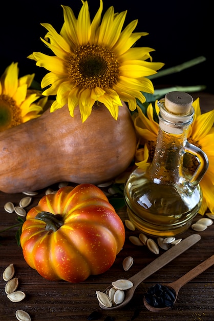 Autunno natura morta con zucche, olio e girasoli