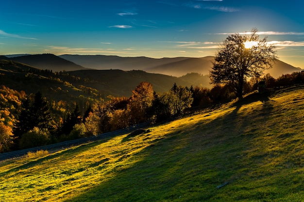 Autunno paesaggio di montagna negli altopiani dei Carpazi