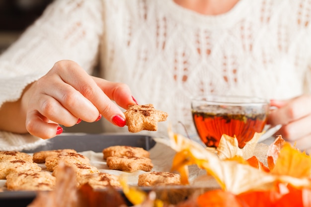 Autunno. tazza di caffè e biscotti a forma di foglie. Messa a fuoco selettiva